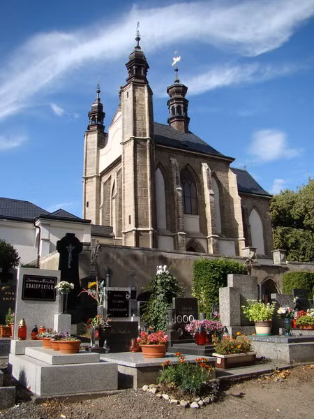 Tọa lạc ở ngoại ô thành phố Kutná Hora của Cộng hòa Séc, nhìn từ phía ngoài, Sedlec Ossuary không có gì đặc biệt. Đó chỉ là một nhà thờ nhỏ có từ thời Trung cổ, được xây theo kiểu kiến trúc Gothic thông thường.