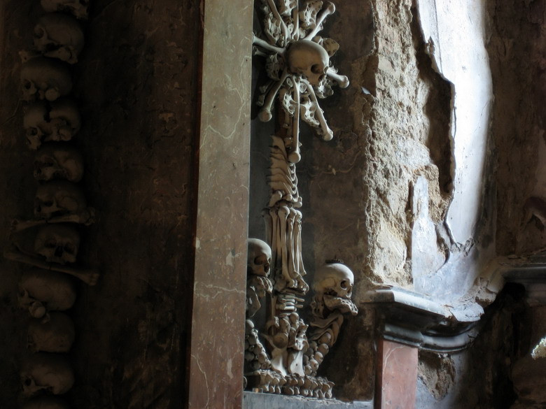 Khi trở về, vị trưởng tu viện đã mang theo một bình đựng sỏi lấy từ Golgotha, được gọi là “sỏi thánh”. Từ đó trở đi, nhiều người trên khắp vùng đất này mong muốn được chôn cất ở tu viện Sedlec.