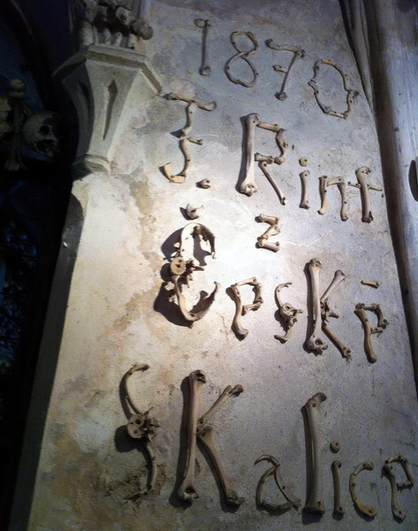 Chữ ký của Frantisek Rint - nghệ sĩ thực hiện “siêu phẩm” ở nhà thờ Sedlec Ossuary.