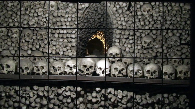 Khoảng năm 1400, để giải quyết tình trạng trên, một nhà thờ theo kiểu kiến trúc Gothic được xây kề bên nghĩa trang và tầng hầm của nhà thờ mới được dùng để chứa hài cốt. Đó chính là nhà thờ Sedlec Ossuary hiện tại.