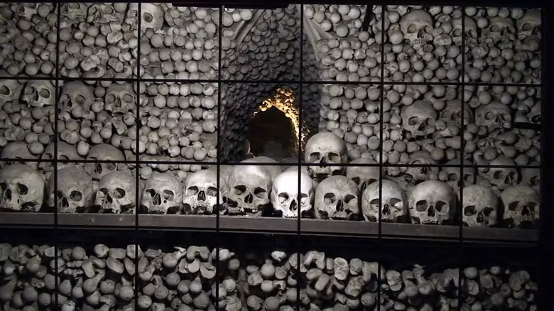 Khoảng năm 1400, để giải quyết tình trạng trên, một nhà thờ theo kiểu kiến trúc Gothic được xây kề bên nghĩa trang và tầng hầm của nhà thờ mới được dùng để chứa hài cốt. Đó chính là nhà thờ Sedlec Ossuary hiện tại.