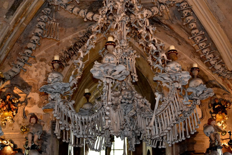 “Tác phẩm” nổi bật tại đây là một chùm đèn rất lớn và cầu kỳ làm bằng bằng xương, nằm chính giữa nhà thờ.