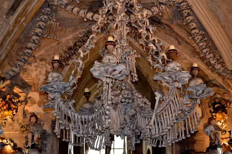 “Tác phẩm” nổi bật tại đây là một chùm đèn rất lớn và cầu kỳ làm bằng bằng xương, nằm chính giữa nhà thờ.