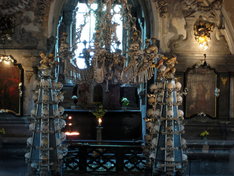 Đến năm 1870, một thợ chạm khắc gỗ tên Frantisek Rint đã được gia tộc Schwarzenberg phái đến để bài trí lại các bộ xương.