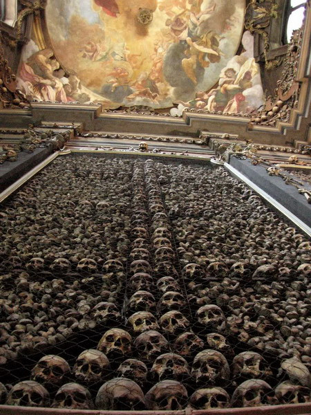 Lịch sử nhà thờ xương người Sedlec Ossuary bắt đầu năm 1278, khi vua Bohemia (nay là Cộng hòa Czech) phái trưởng tu viện Sedlec đến thánh địa Jerusalem.