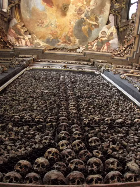 Lịch sử nhà thờ xương người Sedlec Ossuary bắt đầu năm 1278, khi vua Bohemia (nay là Cộng hòa Czech) phái trưởng tu viện Sedlec đến thánh địa Jerusalem.