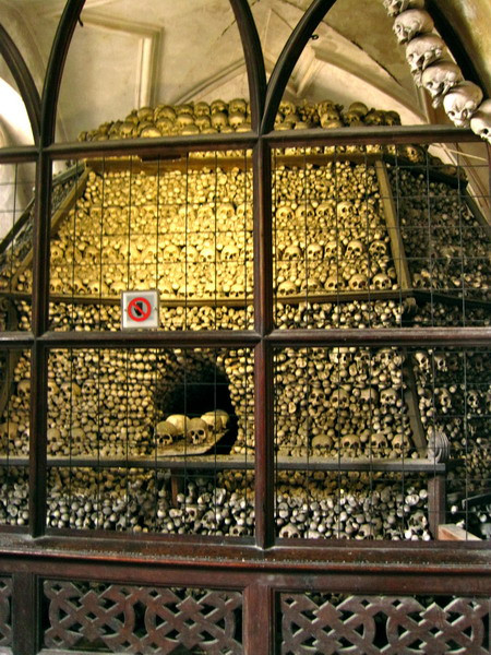 Có 4 đống xương khổng lồ hình dạng như cái chuông ở mỗi góc của nhà thờ.