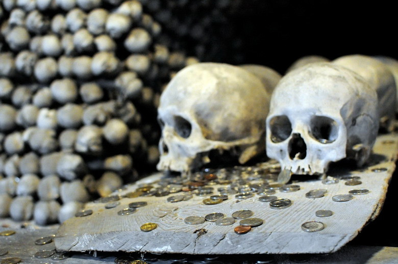 Đến thế kỷ 14, nạn dịch hạch và chiến tranh tôn giáo làm số người chết tăng đột biến, khiến nghĩa trang tu viện bị quá tải.