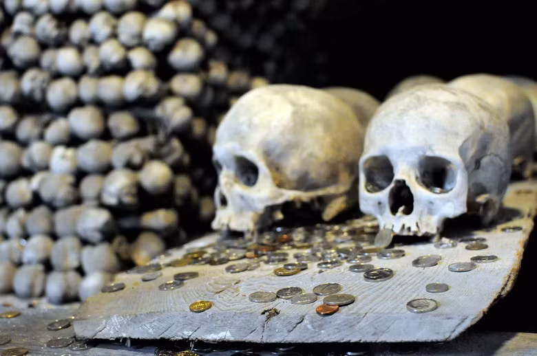 Đến thế kỷ 14, nạn dịch hạch và chiến tranh tôn giáo làm số người chết tăng đột biến, khiến nghĩa trang tu viện bị quá tải.