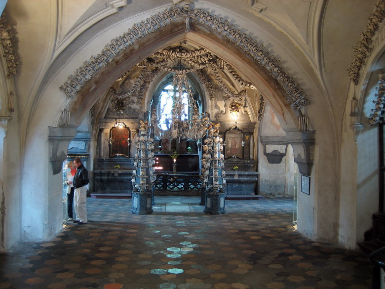 Nhưng càng rùng rợn thì nhà thờ xương người Sedlec Ossuary càng hấp dẫn các du khách ưa khám phá. Ảnh: Internet.