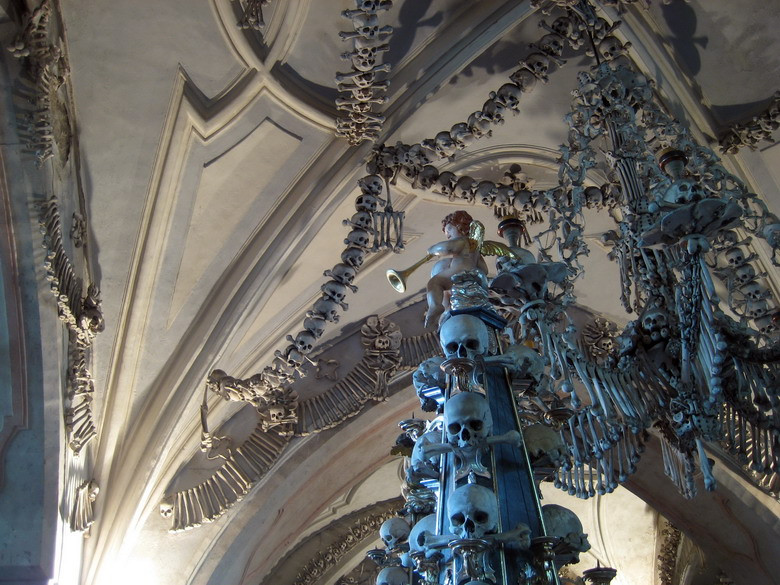 Vô số họa tiết trang trí làm từ xương người.