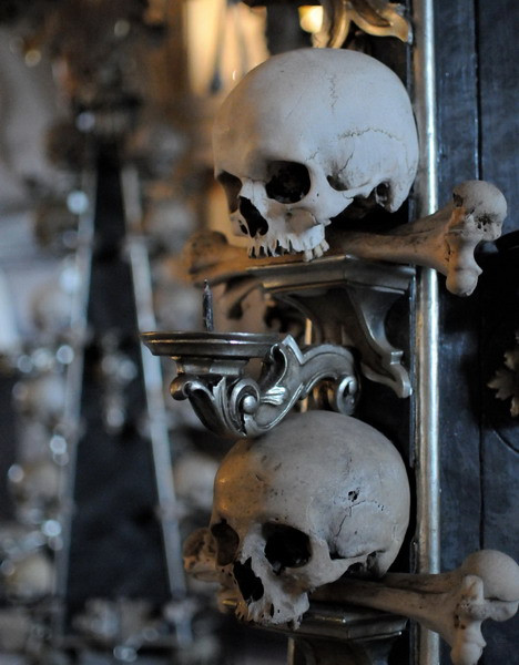 Có khá nhiều lời đồn đại ghê rợn về nhà thờ này, như chuyện những chiếc đầu lâu bay trên nóc nhà.