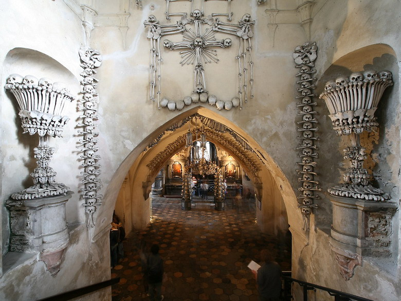 Cột, kèo, vòm… cũng được chế tác từ các loại xương người khác nhau.