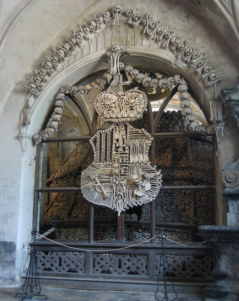 Chiếc huy hiệu của gia tộc Schwarzenberg – nhà tài trợ cho việc trang hoàng nhà thờ - cũng làm bằng xương và tinh xảo không kém chiếc đèn chùm.