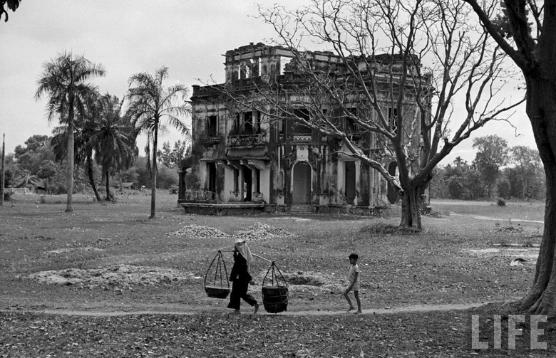 Một dinh thự bỏ hoang.