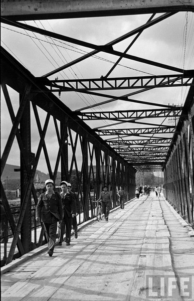 Cầu bắc qua sông Kỳ Cùng, con sông duy nhất chảy ngược lên Trung Quốc theo hướng Bắc.