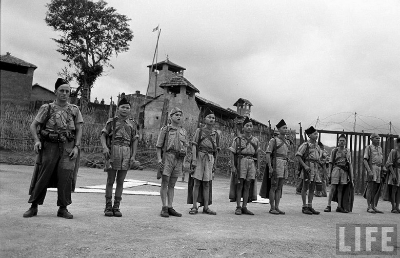 Sĩ quan Pháp (ngoài cùng bên trái) và các binh sĩ người Việt ở đồn Chi Ma.