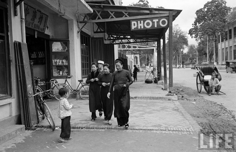 Một hiệu ảnh nằm cạnh cửa hàng tạp hóa.