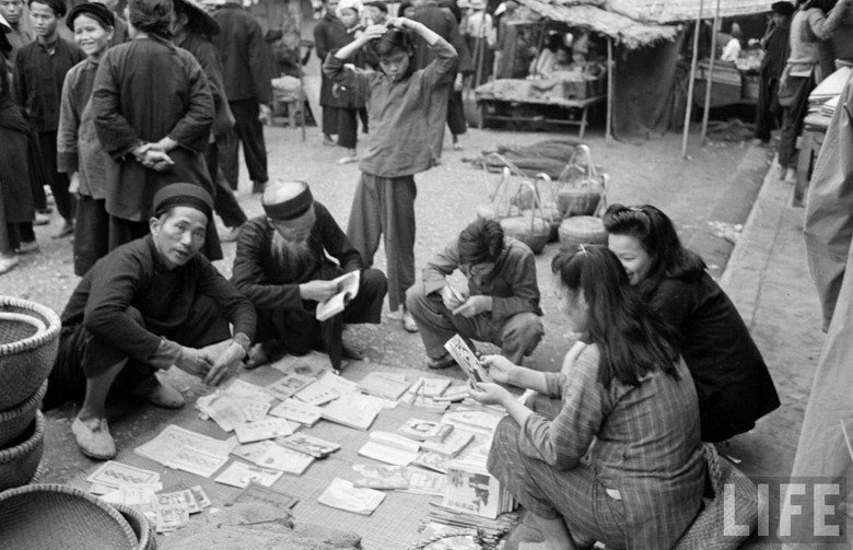 Quầy sách báo cũ khá đông khách.