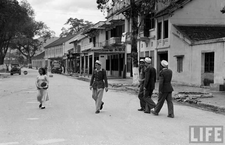 Lính Pháp trên đường phố Lạng Sơn.