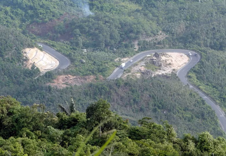 Dãy núi Trường Sơn là dãy núi dài nhất Việt Nam, dài khoảng 1.100 km, kéo dài từ thượng nguồn sông Cả trên đất Lào giáp Nghệ An tới tận cực Nam Trung Bộ. Trong chiến tranh Việt Nam, đây là khu vực chịu sự tàn phá vô cùng khốc liệt từ đạn bom và vũ khí hóa học của quân đội Mỹ. Ngày nay, phần lớn diện tích dãy núi Trường Sơn vẫn còn hoang vu hẻo lánh, ít dân cư sinh sống. Ảnh: Tầm tay.