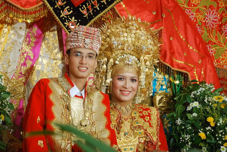 Theo giả thuyết nhà nghiên cứu độc lập Trương Thái Du đưa ra, sau thất bại của cuộc khởi nghĩa Hai Bà Trưng, vào cuối năm 43 một bộ phận người Việt đã lên thuyền ra khơi và dạt vào Eo biển Malacca nhờ gió mùa Đông Bắc. Tiếp đó, họ định cư tại khu vực phía Tây đảo Sumatra và trở thành dân tộc Minangkabau ngày nay. Ảnh: Cô dâu và chú rể người Minangkabau trong đám cưới.