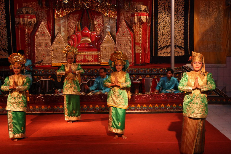 Người Minangkabau ngày nay theo đạo Hồi, nhưng tín ngưỡng nguyên bản của họ là thuyết vật linh (thờ linh vật, tin rằng vạn vật có linh hồn). Theo nhiều nhà nghiên cứu, thuyết vật linh là tín ngưỡng đầu tiên của dân tộc Việt, trước khi các đạo Nho, đạo Lão và đạo Phật du nhập. Ảnh: Một điệu múa truyền thống của người Minangkabau.