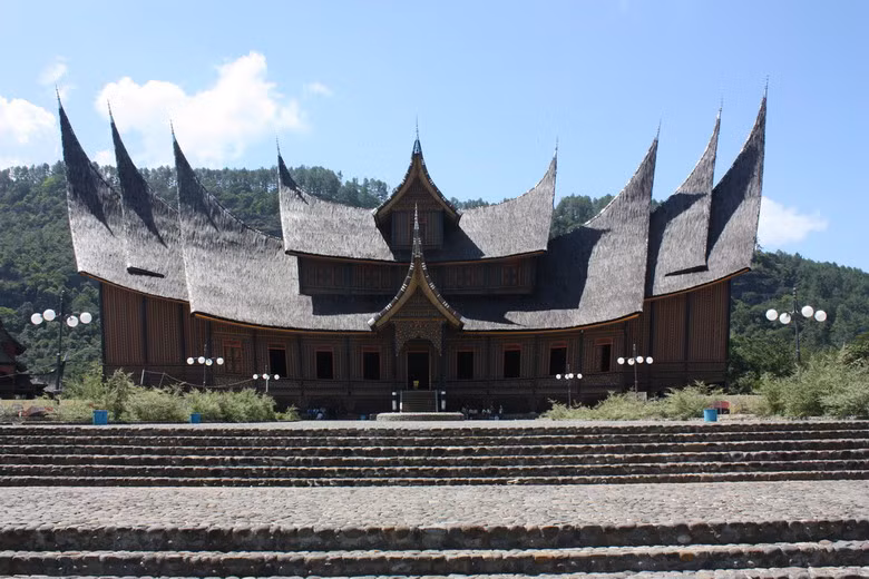Người Minangkabau có sự tích về kiểu kiến trúc “sừng trâu” của Rumah Gadang như sau: Ngày xưa có một mối bất hòa giữa người Minangkabau và người Java, và hai bên thỏa thuận chọi trâu để phân định. Người Java đưa ra một con trâu khổng lồ, trong khi người Minangkabau lại dùng một con nghé con, bị bỏ đói nhiều ngày và trên đầu buộc con dao sắc...