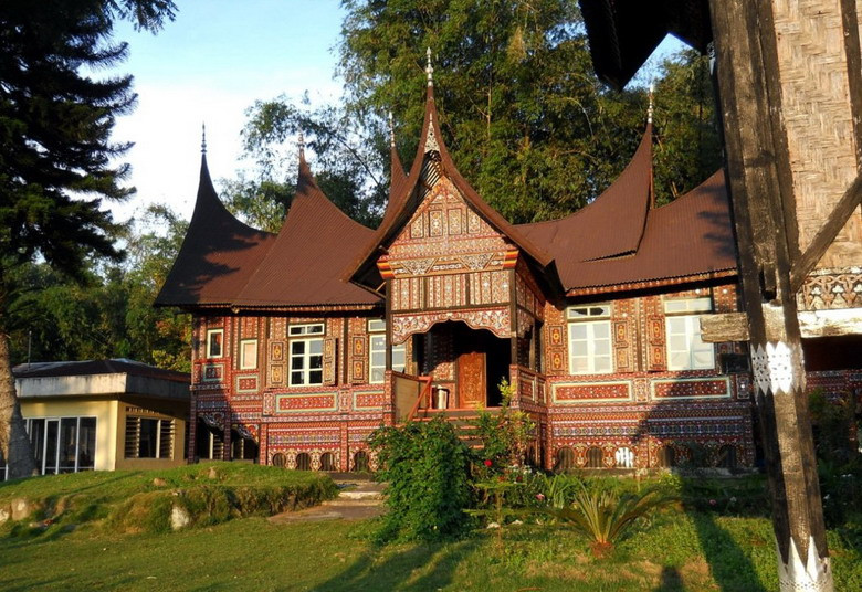 Những ngôi nhà Rumah Gadang vừa là nơi cư trú, vừa là nơi gặp gỡ hội họp trong gia đình và tiến hành những hoạt động nghi thức cộng đồng. Chúng được truyền đời từ mẹ, sang con gái, và cứ thế nối tiếp đời nọ đến đời kia.