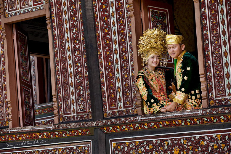 Những ngôi nhà Rumah Gadang được trang trí tinh xảo bằng lối chạm khắc, phối màu sặc sỡ phủ kín quanh nhà từ chân cột lên đến nóc mái. Nhà của trưởng làng – một phụ nữ – thường là ngôi nhà lớn nhất, điêu khắc đẹp nhất.