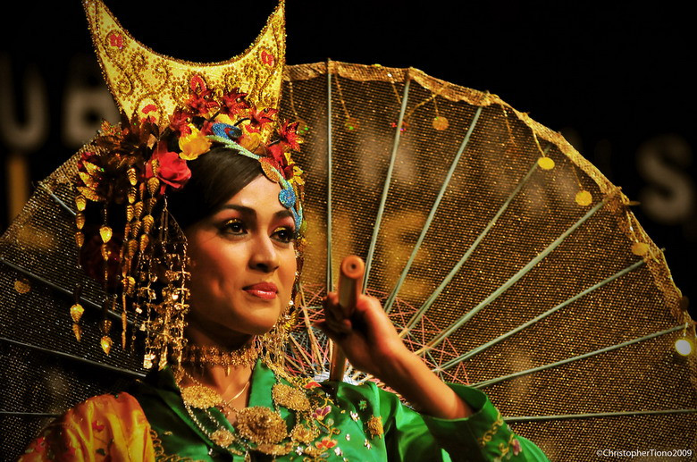 Trong cộng đồng Minangkabau, người nữ giữ quyền thừa kế trong thị tộc gọi là Turun Cicik, em gái của Turun Cicik nằm trong hàng thừa kế thứ hai gọi là Turun Nyi. Hai danh xưng Turun Cicik và Turun Nyi rất giống tên gọi của hai chị em Trưng Trắc, Trưng Nhị trong lịch sử Việt Nam.