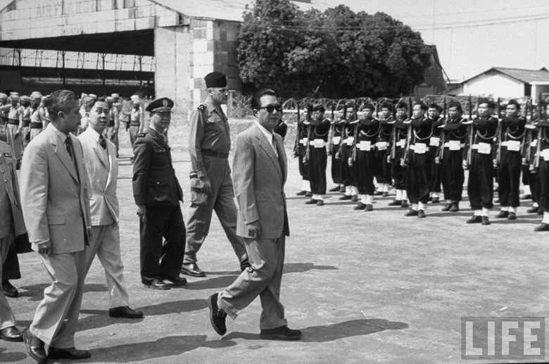 Bảo Đại tại sân bay Gia Lâm, Hà Nội, tháng 3/1954. Tháng 10/1955 vị cựu hoàng này bị Ngô Đình Diệm phế truất. Từ đó ông sống lưu vong ở Pháp cho đến khi qua đời vào ngày 31/7/1997 tại Paris.