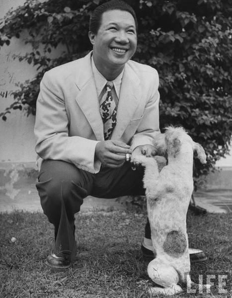 Bảo Đại bắt tay với chú chó của mình ở Hồng Kông, tháng 6/1948. Vừa là cựu hoàng, vừa có phong thái của một tay chơi phóng túng, Bảo Đại là mẫu người rất hấp dẫn với các quý bà. Vì vậy mà ông có rất nhiều tình nhân. Ông cũng nổi tiếng là mê ăn chơi, hưởng lạc. Tại Hồng Kông, Bảo Đại đã đổi tên thành Wang Kunney tiên sinh. Dân thượng lưu Hồng Kông đồn đại rằng: muốn xem mặt ông vua nước Nam chỉ cần tìm ở 14 tiệm nhảy, nếu không thấy thì tìm ở các sòng bạc.