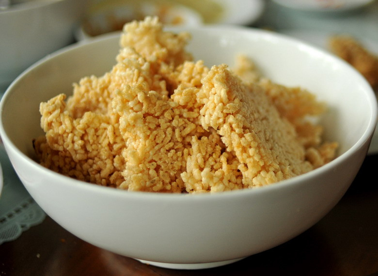 Cơm cháy Ninh Bình là một trong những món ăn đặc sản ẩm thực nổi tiếng của Ninh Bình. Món ăn này được cho là sự sáng tạo của đầu bếp Hoàng Thăng vào cuối thế kỷ 19. Không chỉ phục vụ tại các hàng quán, cơm cháy Ninh Bình được nhiều doanh nghiệp sản xuất đóng gói và bán trên thị trường...