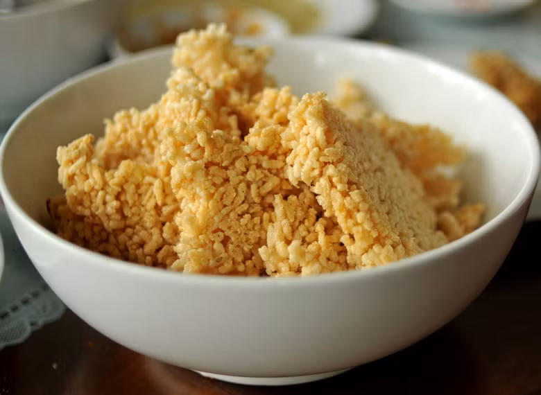 Cơm cháy Ninh Bình là một trong những món ăn đặc sản ẩm thực nổi tiếng của Ninh Bình. Món ăn này được cho là sự sáng tạo của đầu bếp Hoàng Thăng vào cuối thế kỷ 19. Không chỉ phục vụ tại các hàng quán, cơm cháy Ninh Bình được nhiều doanh nghiệp sản xuất đóng gói và bán trên thị trường...