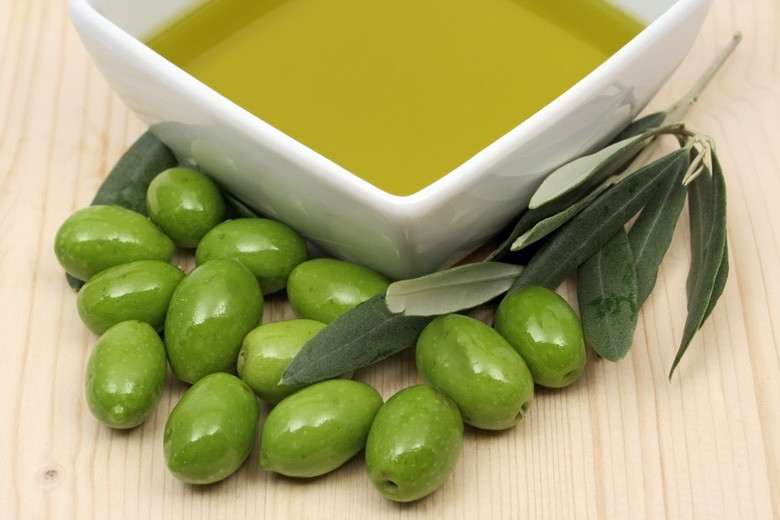 Ô liu (olive) là một loại trái cây bản địa của miền duyên hải Địa Trung Hải, được dùng để ép lấy dầu có giá trị dinh dưỡng và mỹ phẩm rất cao. Quả ô liu không thể ăn tươi mà thường được muối để ăn kèm đồ nguội hoặc làm phụ liệu trong nhiều món ăn khác nhau. Giá tham khảo: 116.000 đồng cho lọ 300g.