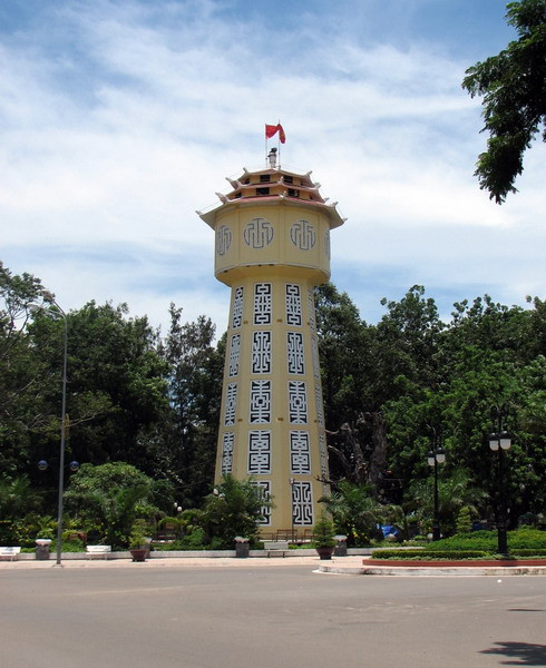 Trong công viên Phan Thiết có một công trình kiến trúc độc đáo, đó là Tháp nước Phan Thiết - biểu tượng của thành phố biển Phan Thiết. Tháp được khởi công xây dựng vào cuối năm 1928 và hoàn thành vào năm 1934, do Hoàng thân Souphanouvong (1909-1995) của Lào, khi đó là Kiến trúc sư trưởng Khu Công chánh Nha Trang, thiết kế. Tháp cao 32 m, hình trụ bát giác gồm phần lầu đài và phần chân. Ảnh: Lê Duy Khang.