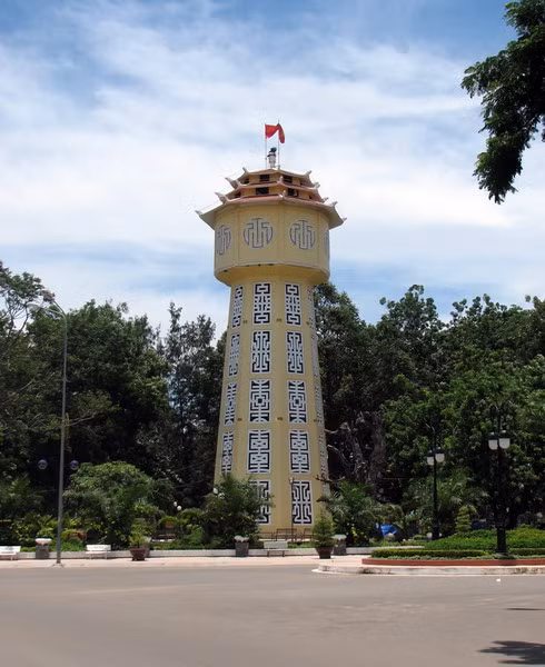 Trong công viên Phan Thiết có một công trình kiến trúc độc đáo, đó là Tháp nước Phan Thiết - biểu tượng của thành phố biển Phan Thiết. Tháp được khởi công xây dựng vào cuối năm 1928 và hoàn thành vào năm 1934, do Hoàng thân Souphanouvong (1909-1995) của Lào, khi đó là Kiến trúc sư trưởng Khu Công chánh Nha Trang, thiết kế. Tháp cao 32 m, hình trụ bát giác gồm phần lầu đài và phần chân. Ảnh: Lê Duy Khang.
