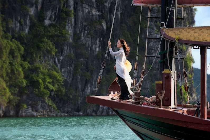 Trên sóng nước Hạ Long.