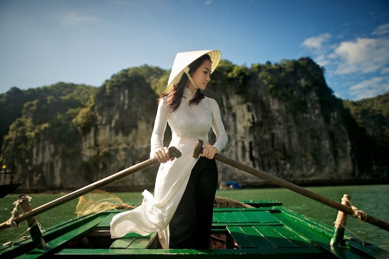 Trên sóng nước Hạ Long.