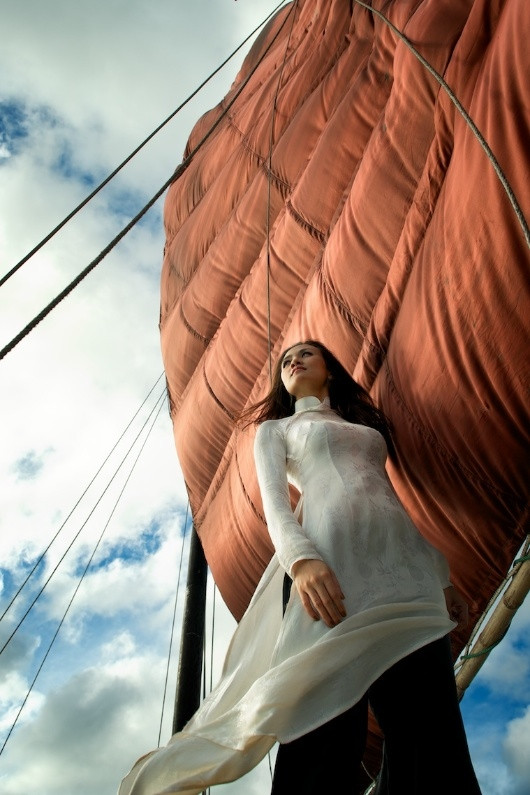 Trên sóng nước Hạ Long.