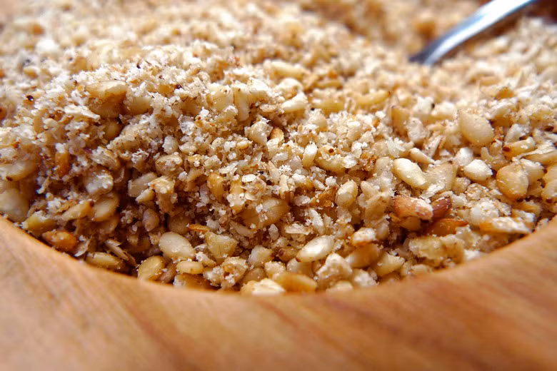 Nghe như một món ăn cho người nghèo, nhưng cơm muối của Huế thực sự là một bữa tiệc chỉ dành cho người khá giả. Đúng là chỉ có cơm và muối, nhưng cơm phải được nấu từ gạo hảo hạng, còn muối thì được chế biến cầu kỳ bằng đủ cách như rang, kho, om, chiên, trộn... với đủ nguyên liệu như muối vừng, muối tiêu, muối ớt, muối thịt, muối cá... Cơm muối không thể ăn nhanh, ăn vội, mà ăn từ từ, ăn chậm rãi, ăn nhỏ nhẹ mới thấm được sự kết hợp tinh tế của từng loại muối.