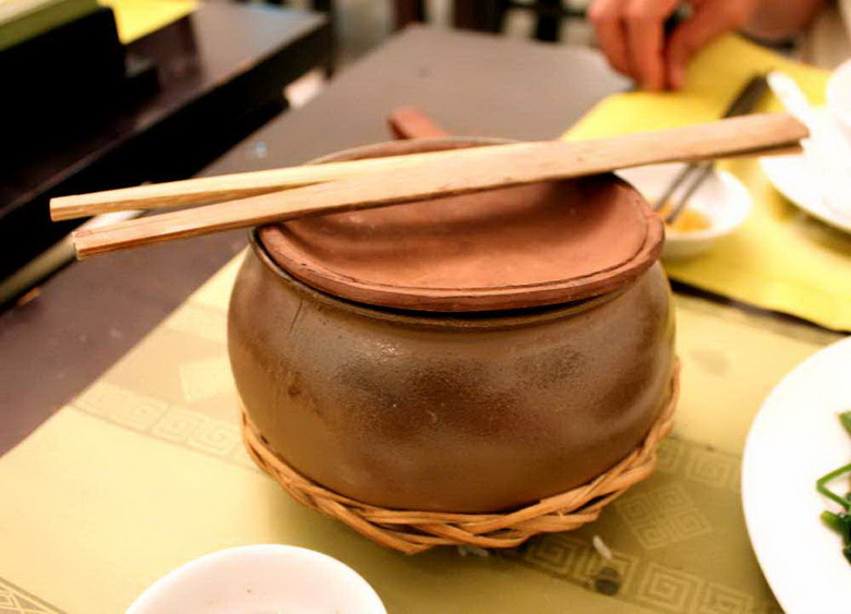 Cơm niêu đơn giản là cơm nấu bằng niêu đất, một dụng cụ nấu ăn truyền thống của người Việt xưa. Do niêu đất có độ dày lớn và khả năng dẫn nhiệt kém, giữ nhiệt lâu nên cơm nấu bằng niêu đất có hương vị riêng, khác với cơm nấu bằng nồi kim loại. Ngày nay có rất nhiều nhà hàng chuyên phục vụ cơm niêu tại các tỉnh thành của Việt Nam.