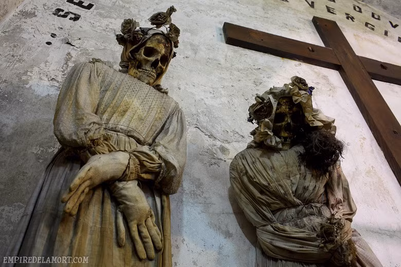 Ban đầu, hầm mộ Capuchin chỉ dành riêng cho các thầy tu dòng Francis. Dần dần, những người có tiền hoặc có địa vị tại Italia cũng muốn được an nghỉ tại đây, và khu hầm mộ đã phục vụ cả những người ngoài nhà thờ, miễn là họ có tiền.