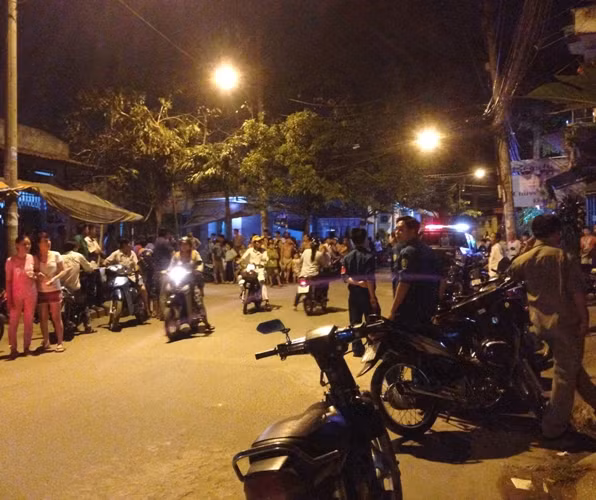 Đến 21h, lực lượng Công an vẫn đang phong tỏa hiện trường để Đội CSĐT làm rõ nguyên nhân vụ việc.