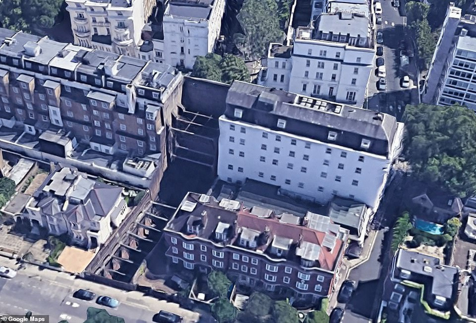 Trong một thời gian dài, mặt tiền giả trở thành điểm nóng của các trò lừa đảo, chơi khăm. Năm 2009, nhiều đơn đặt hàng pizza từ địa chỉ này khiến tài xế "chết lặng" khi giao bánh đến ngôi nhà. Năm 2014, nơi đây xuất hiện trong một tập của series truyền hình Sherlock do BBC sản xuất. Ảnh: Google Maps.