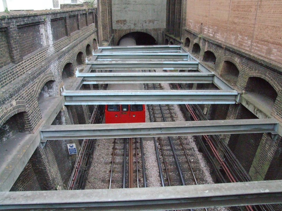 Các chuyến tàu ngầm thời kỳ đầu chạy bằng than và hơi nước nên cần xả lượng khí thải tích tụ ra không khí định kỳ. Các nhà chức trách đề xuất giữ khoảng đất trống làm lỗ thông gió. Ảnh: Failing_angel.