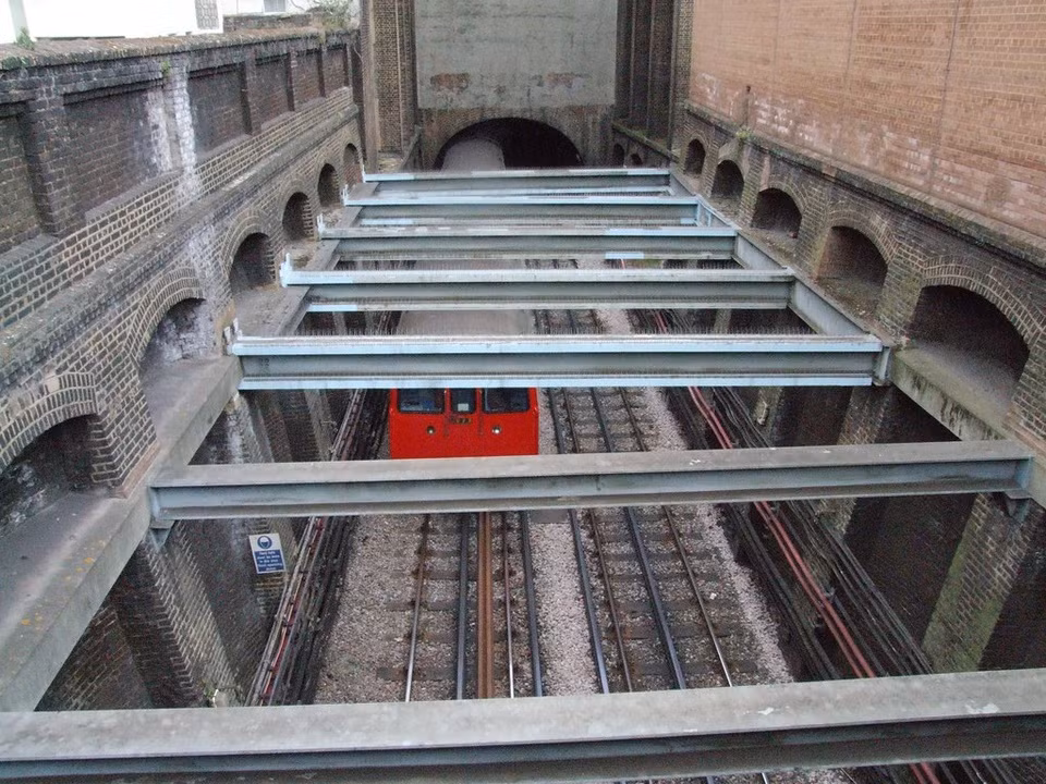 Các chuyến tàu ngầm thời kỳ đầu chạy bằng than và hơi nước nên cần xả lượng khí thải tích tụ ra không khí định kỳ. Các nhà chức trách đề xuất giữ khoảng đất trống làm lỗ thông gió. Ảnh: Failing_angel.