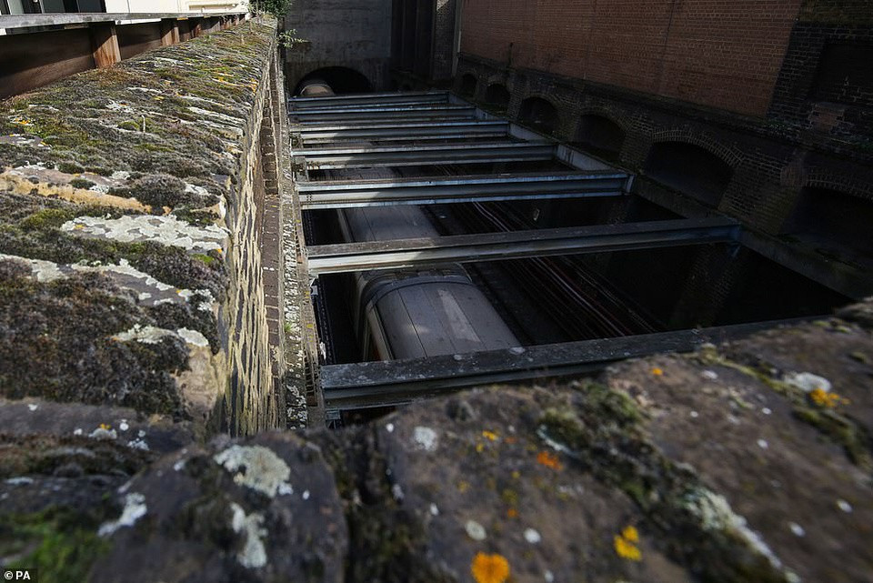 Lý do hai ngôi nhà giả tồn tại đến ngày nay không quá khó hiểu. Những năm 1860, Metropolitan, tuyến đường sắt ngầm đầu tiên trên thế giới, được xây dựng. Phần lớn tuyến được thi công theo phương pháp "cắt và đắp". Thay vì khoan đường hầm dưới lòng đất, người ta tạo một rãnh và sau đó lấp lại. Nhà cửa nơi tuyến đường sắt đi qua đều bị phá bỏ và xây dựng lại ngay sau khi công trình hoàn thành. Ảnh: Dailymail.