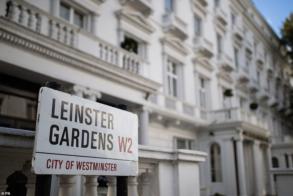 Phương pháp này để lại lỗ hổng khá khó coi giữa không gian sống đẹp mắt. Vì thế, hai ngôi nhà giả được xây dựng lên với kiểu dáng giống hệt kiến trúc xung quanh để đảm bảo yếu tố thẩm mỹ. Ảnh: Dailymail.